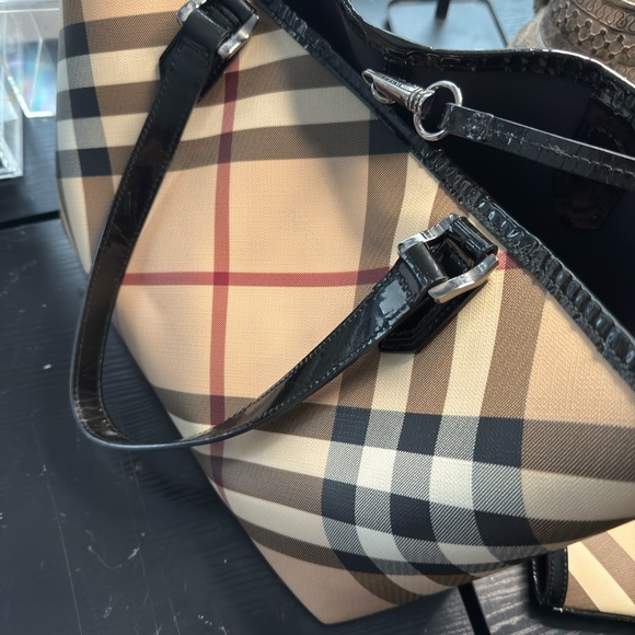 ADDITIONAL PRICE CUT Closet Clear Out Burberry Black and Tan Tote Bag, pouch - Picture 16 of 16